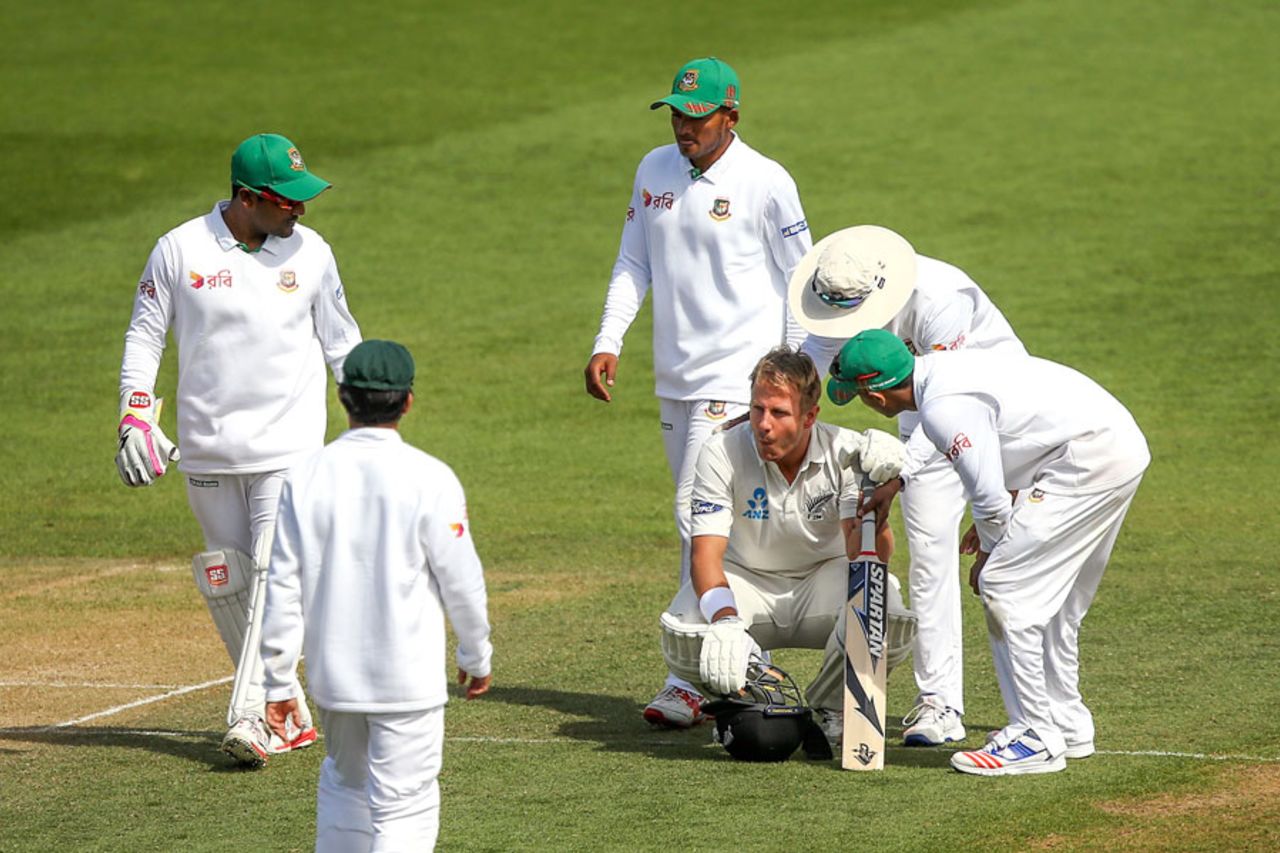 Bangladesh check up on Neil Wagner after he is hit on the helmet, New Zealand v Bangladesh, 1st Test, Wellington, 4th day, January 15, 2017