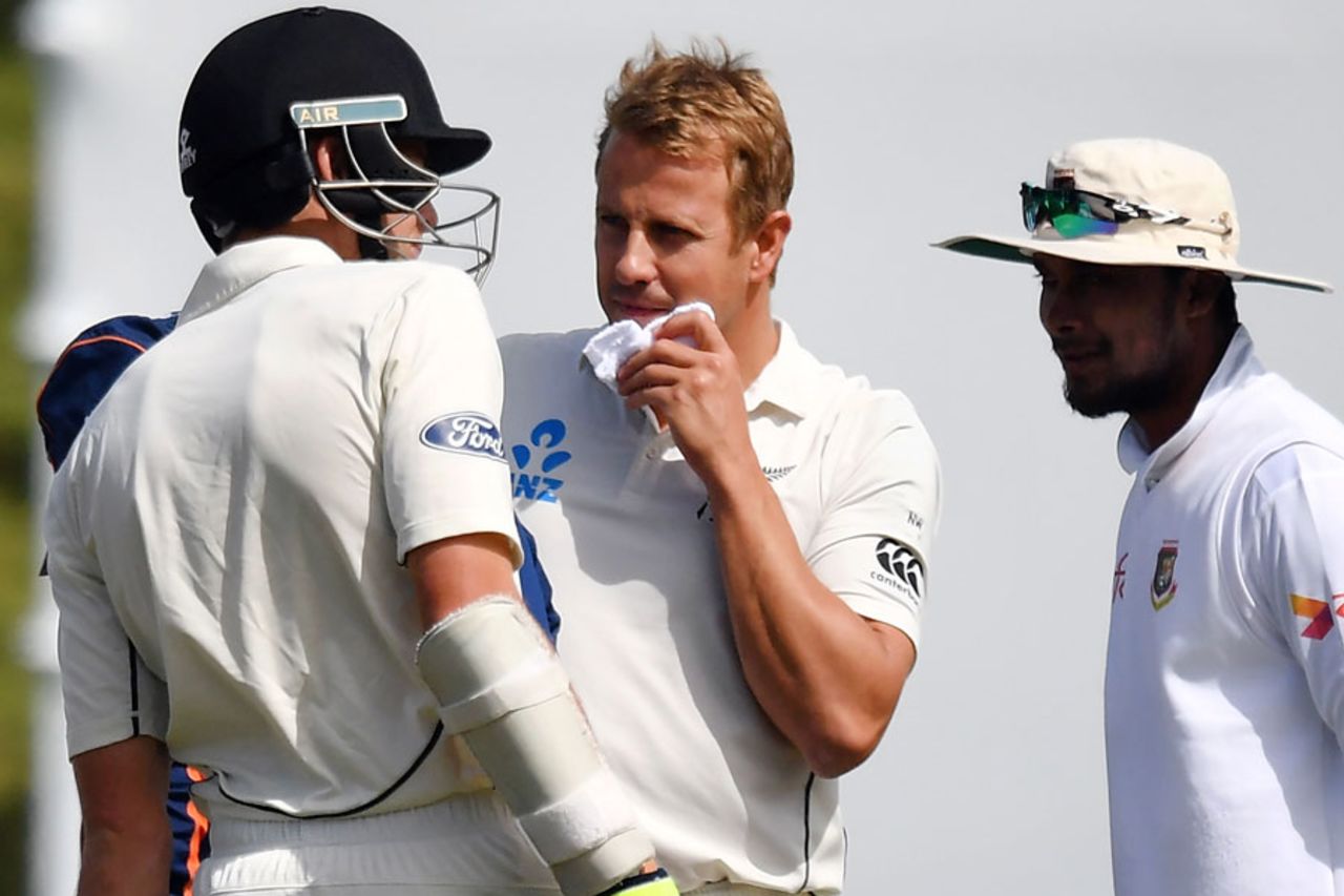 Neil Wagner dabs at his cut chin, after being hit, New Zealand v Bangladesh, 1st Test, Wellington, 4th day, January 15, 2017