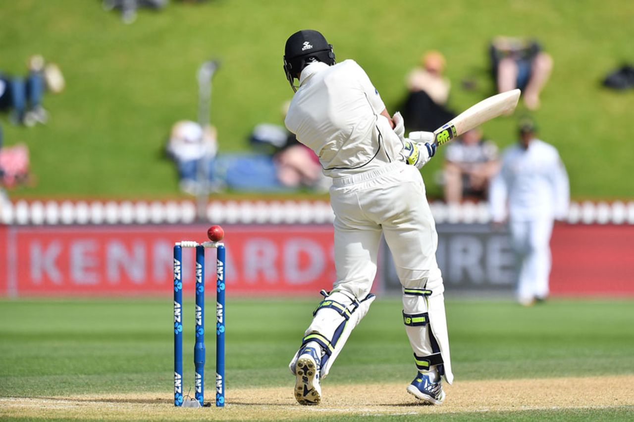 Mitchell Santner is bowled, after being hit, New Zealand v Bangladesh, 1st Test, Wellington, 4th day, January 15, 2017