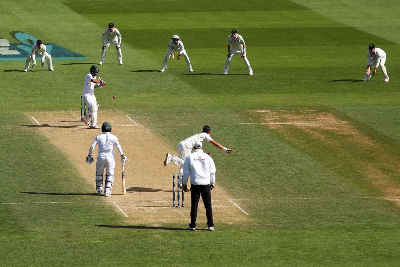 Tim Southee bowls to Tamim Iqbal, after being hit, New Zealand v Bangladesh, 1st Test, Wellington, 4th day, January 15, 2017