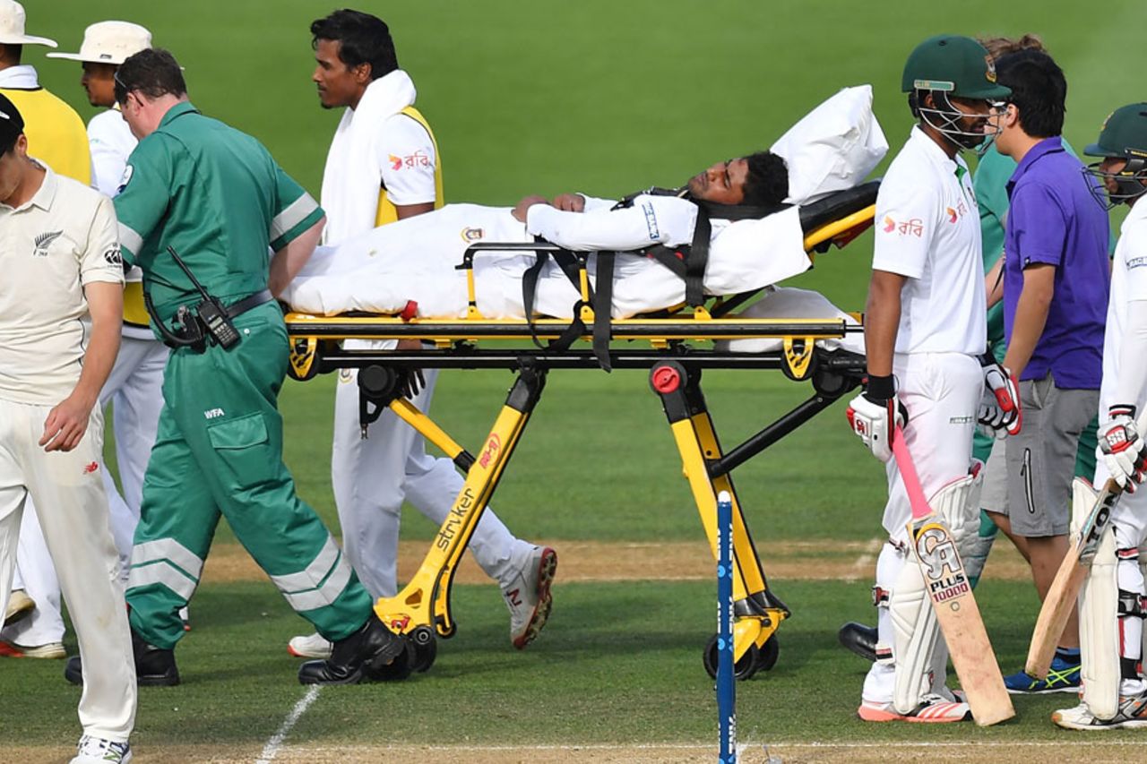 Imrul Kayes is stretchered off after hurting his hip during a dive, after being hit, New Zealand v Bangladesh, 1st Test, Wellington, 4th day, January 15, 2017