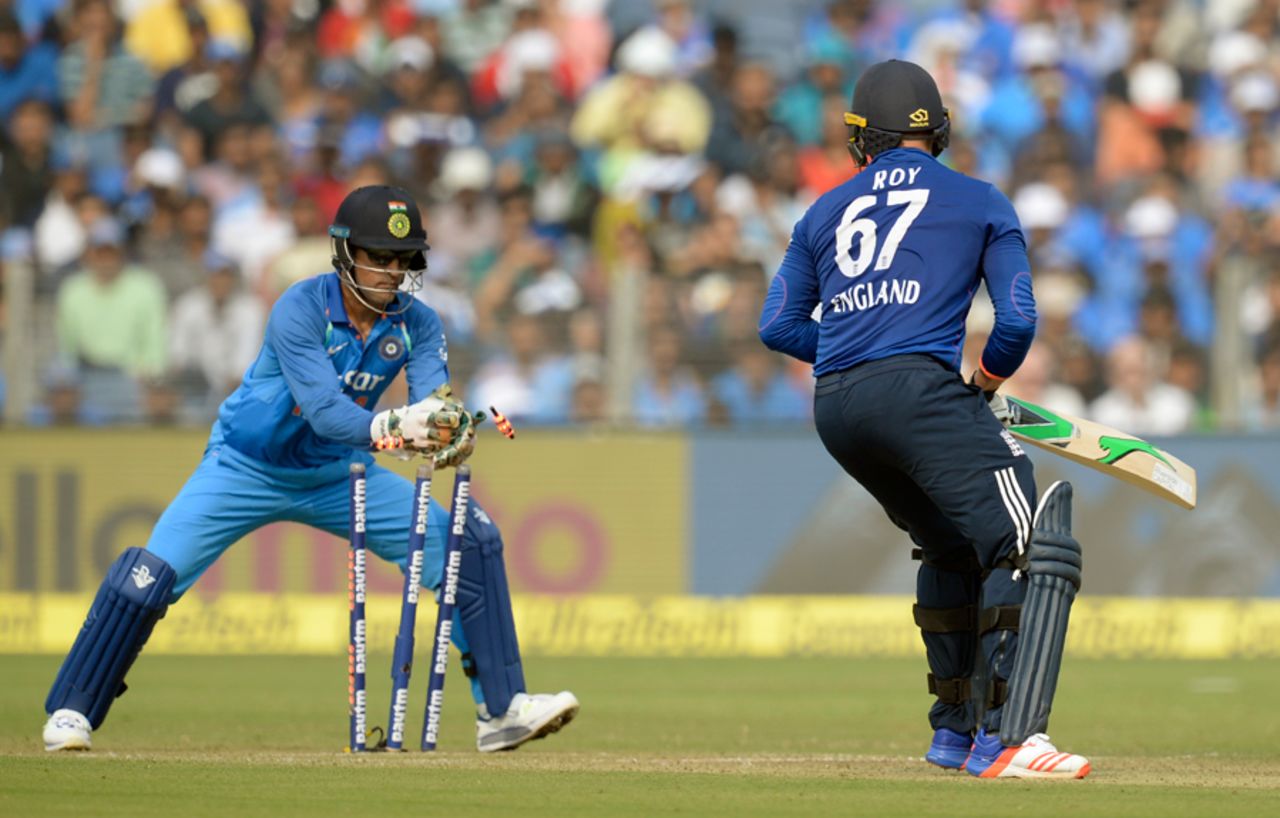 MS Dhoni stumps Jason Roy, India v England, 1st ODI, Pune, January 15, 2017