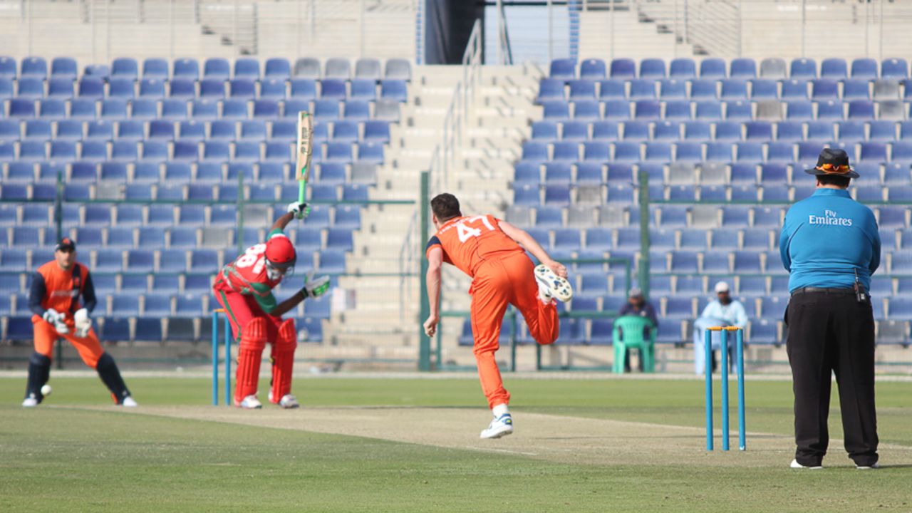 Paul van Meekeren regularly made Oman's batsmen uncomfortable during his four overs, Netherlands v Oman, Desert T20, Group B, Abu Dhabi, January 15, 2017