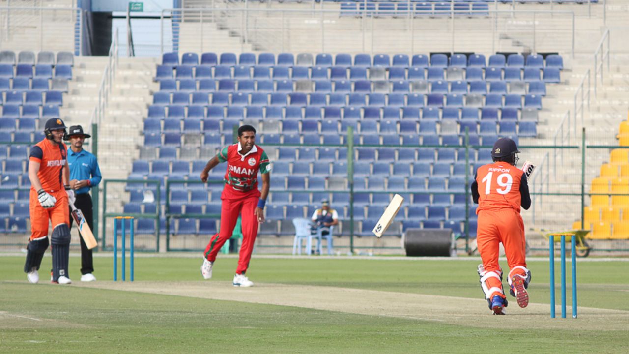 Oman fielders cry for catch but it's only Michael Rippon's broken bat in the air, Netherlands v Oman, Desert T20, Group B, Abu Dhabi, January 15, 2017