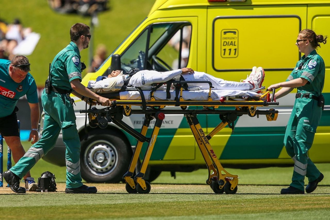 Mushfiqur Rahim was taken to hospital after a blow to the head, New Zealand v Bangladesh, 1st Test, Wellington, 5th day, January 16, 2017