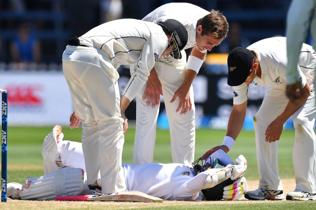 New Zealand players check on Mushfiqur Rahim after he was hit on the head, New Zealand v Bangladesh, 1st Test, Wellington, 5th day, January 16, 2017