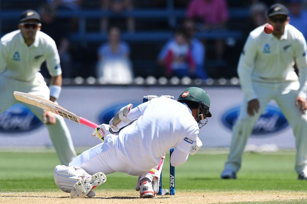 Mushafiqur Rahim evades a bouncer, New Zealand v Bangladesh, 1st Test, Wellington, 5th day, January 16, 2017