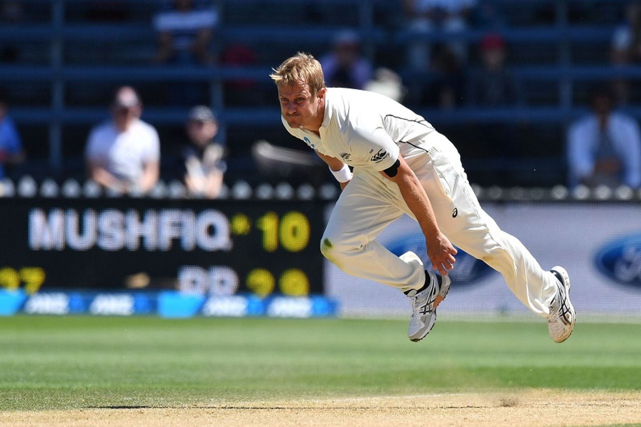 Neil Wagner is a picture of exertion as he delivers the ball, New Zealand v Bangladesh, 1st Test, Wellington, 5th day, January 16, 2017
