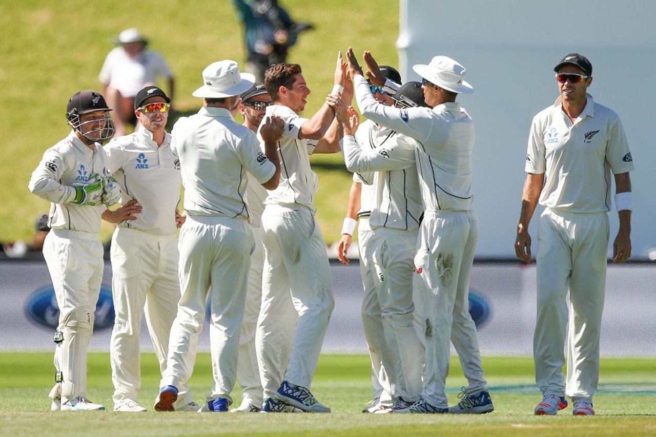Mitchell Santner celebrates a wicket with team-mates, New Zealand v Bangladesh, 1st Test, Wellington, 5th day, January 16, 2017
