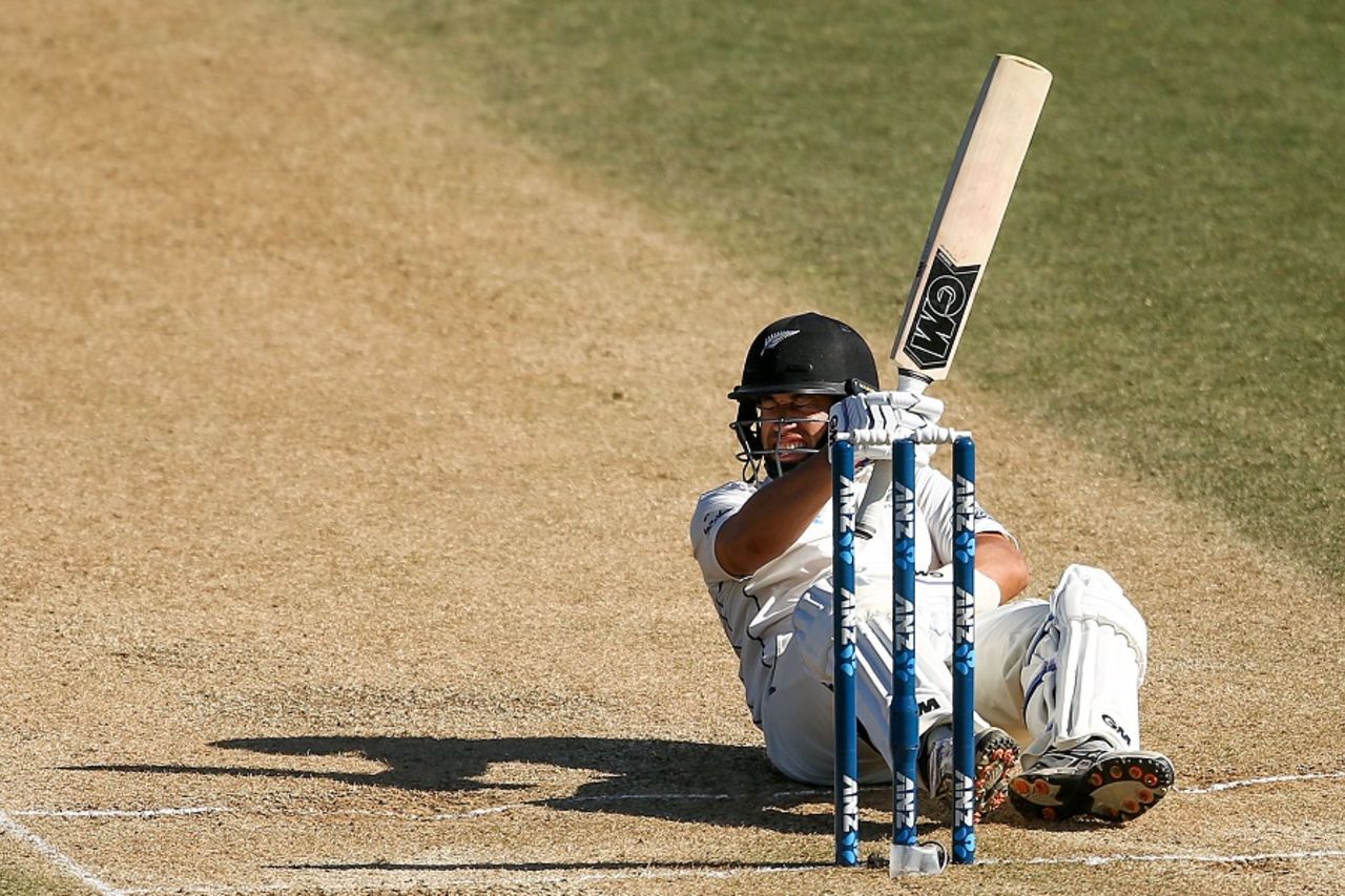 Ross Taylor grimaces after copping a painful blow, New Zealand v Bangladesh, 1st Test, Wellington, 5th day, January 16, 2017