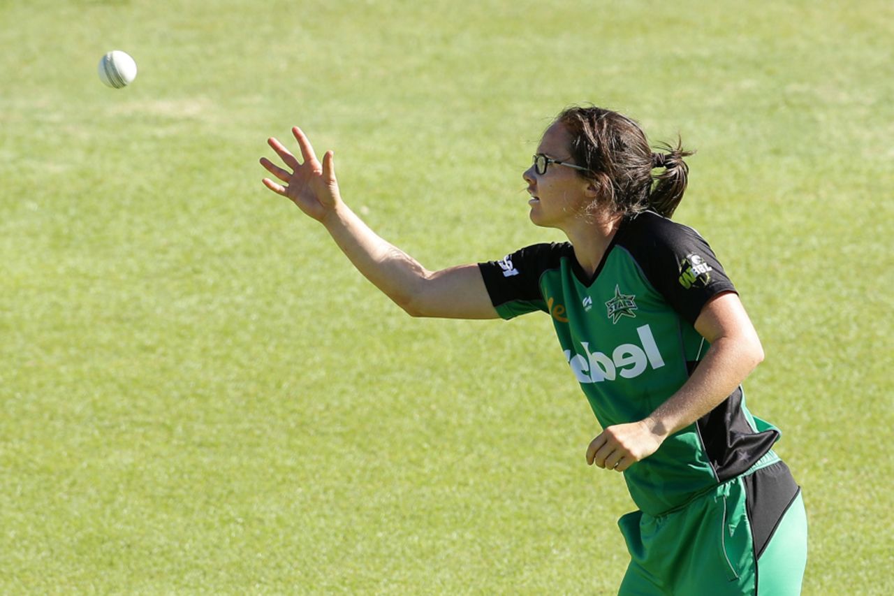 Emma Kearney receives the ball at the top of her mark, Melbourne Stars v Adelaide Strikers, Women's Big Bash League 2016-17, Perth, January 13, 2017