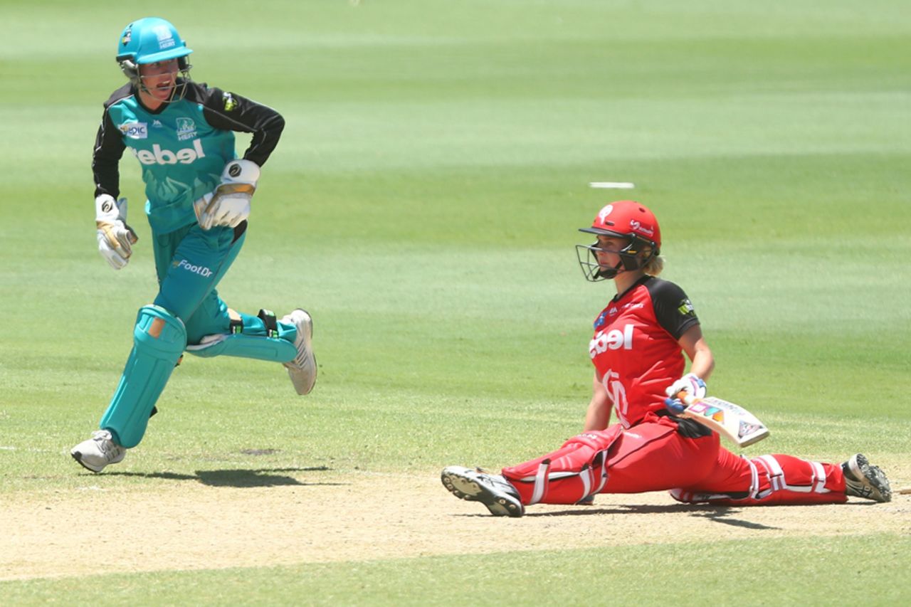 Maitlan Brown stretches fully to try and make her ground, Brisbane Heat v Melbourne Renegades, Women's Big Bash League, Allan Border Field, Brisbane, January 15, 2017