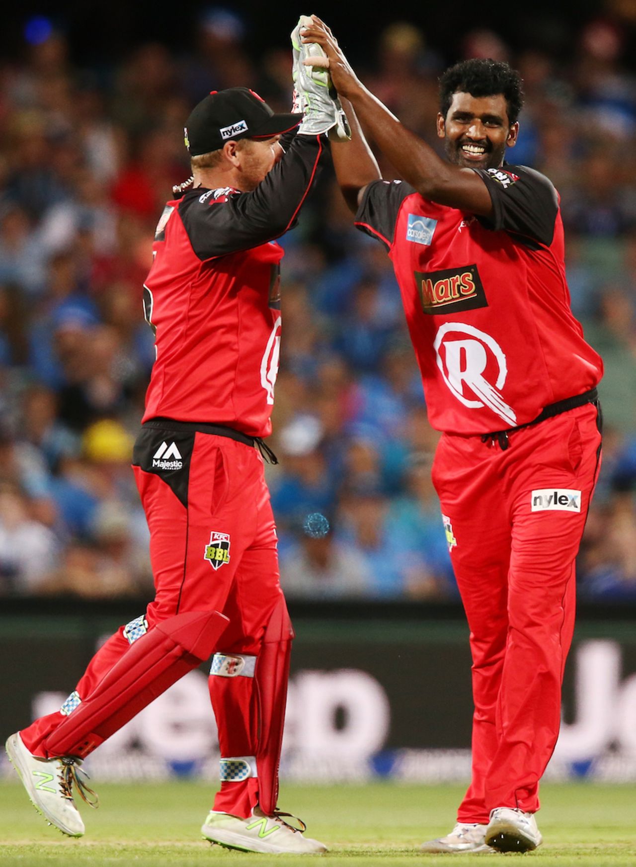 Thisara Perera celebrates one of his four wickets, Adelaide Strikers v Melbourne Renegades, BBL 2016-17, Adelaide, January 16, 2017