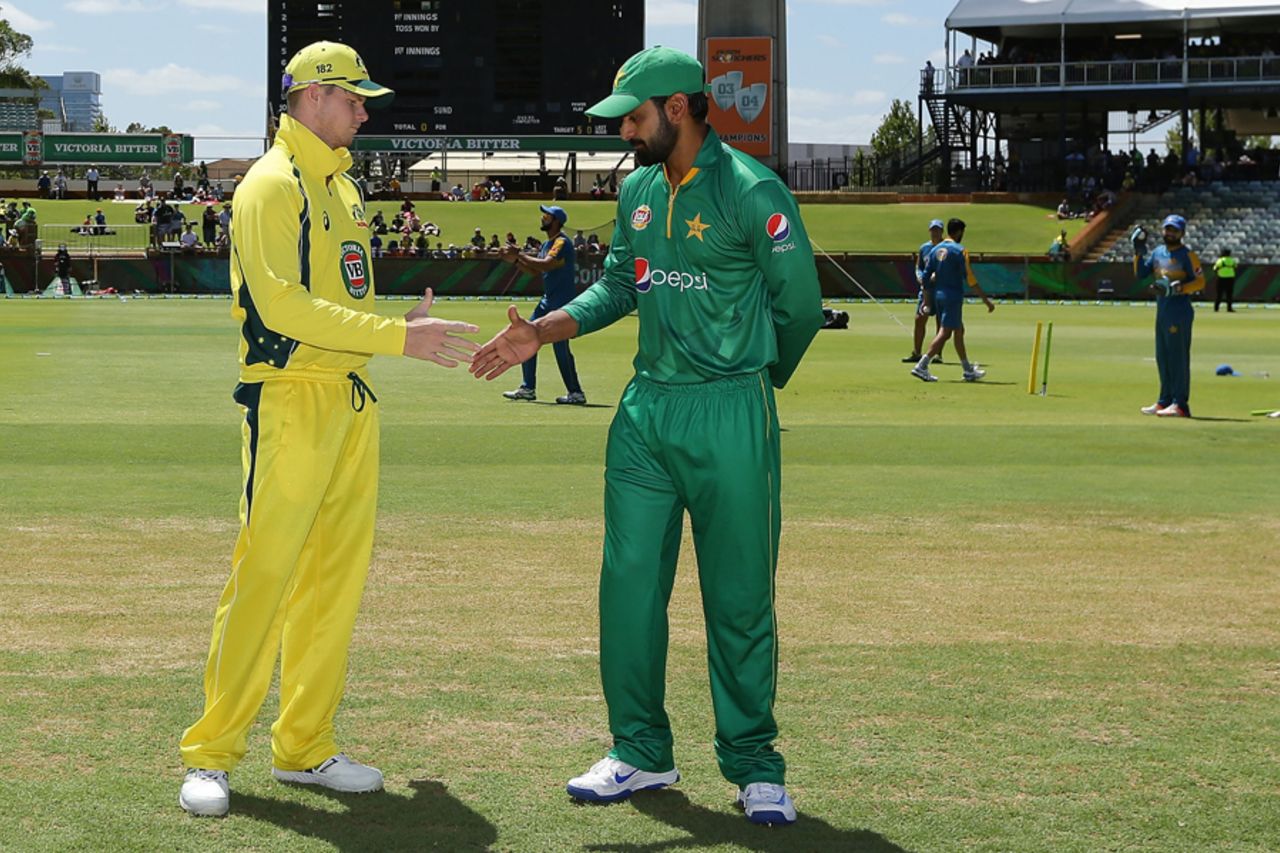Steven Smith and Mohammad Hafeez shake hands at the toss, Australia v Pakistan, 3rd ODI, Perth, January 19, 2017