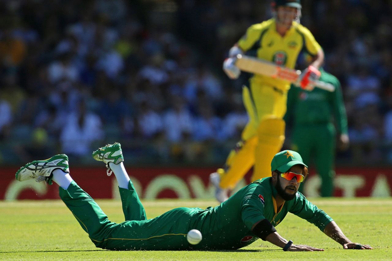 The ball gets past Imad Wasim's dive, Australia v Pakistan, 3rd ODI, Perth, January 19, 2017