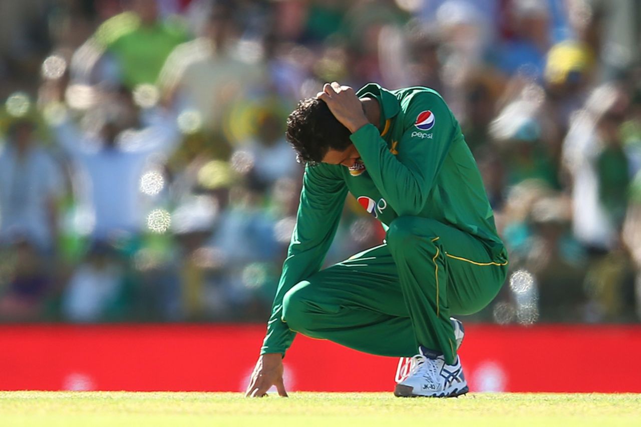 Junaid Khan is disappointed after a catch is put down off his bowling, Australia v Pakistan, 3rd ODI, Perth, January 19, 2017