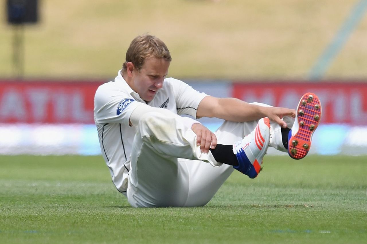 Neil Wagner checks his boots, New Zealand v Bangladesh, 1st Test, Christchurch, 1st day, January 20, 2017
