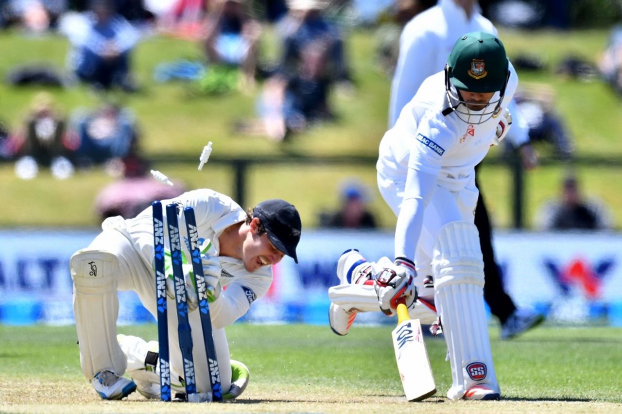 BJ Watling attempts to run Nurul Hasan out, New Zealand v Bangladesh, 1st Test, Christchurch, 1st day, January 20, 2017
