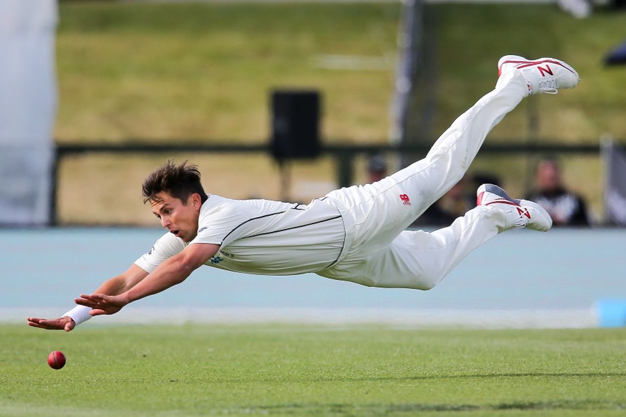 Trent Boult flings himself at the ball, New Zealand v Bangladesh, 1st Test, Christchurch, 1st day, January 20, 2017