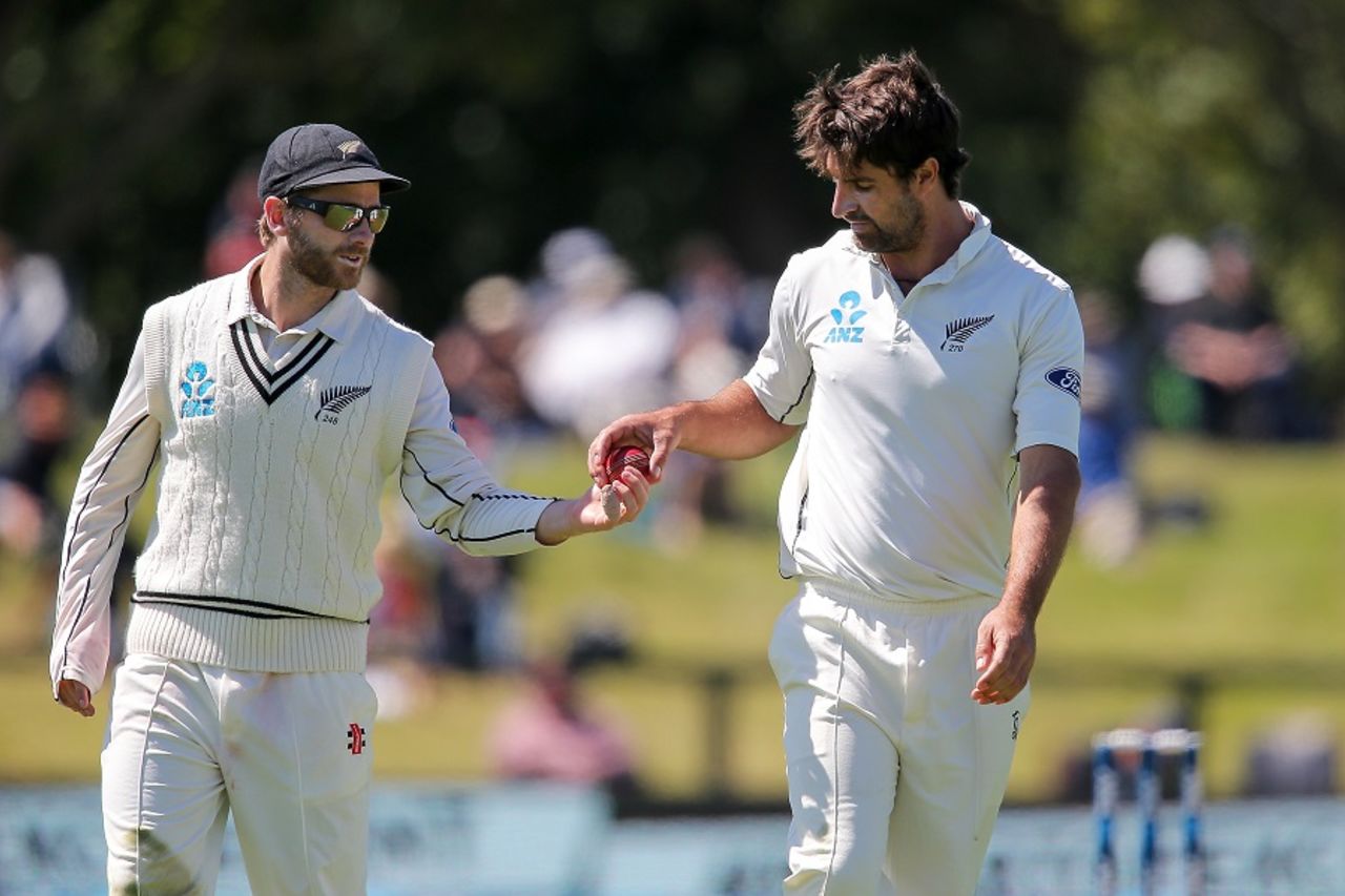 Kane Williamson hands the ball over to Colin de Grandhomme, New Zealand v Bangladesh, 1st Test, Christchurch, 1st day, January 20, 2017