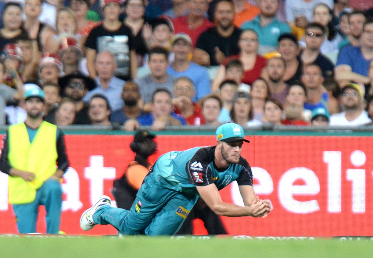 Mark Steketee complete a catch inches from the ground, Brisbane Heat v Melbourne Renegades, BBL 2016-17, Brisbane, January 20, 2017 