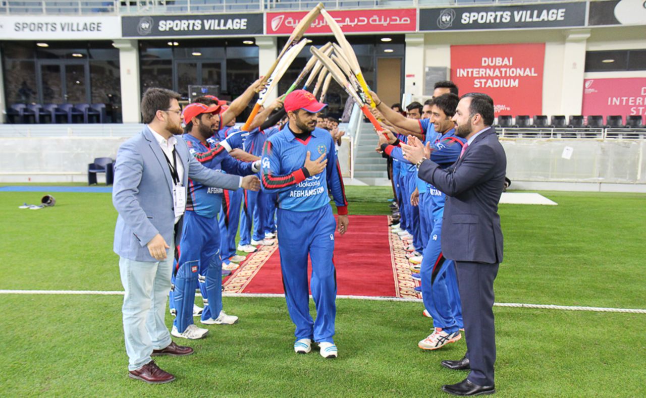Nawroz Mangal gets a guard of honour from his team, Afghanistan v Ireland, Desert T20, Final, Dubai, January 20, 2017