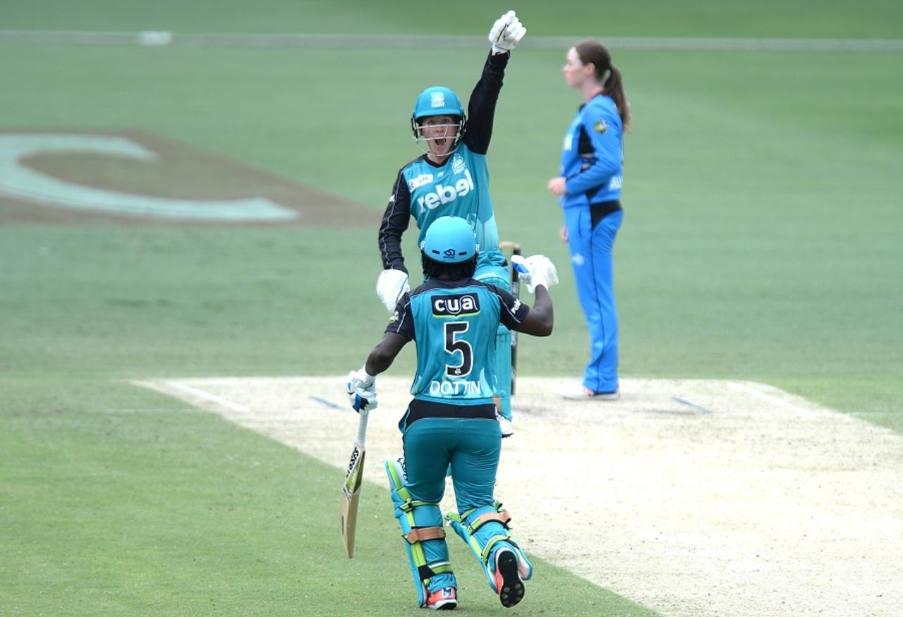 Beth Mooney celebrates after putting her team into the semi-final, Brisbane Heat v Adelaide Strikers, Women's Big Bash League 2016-17, January 16, 2017