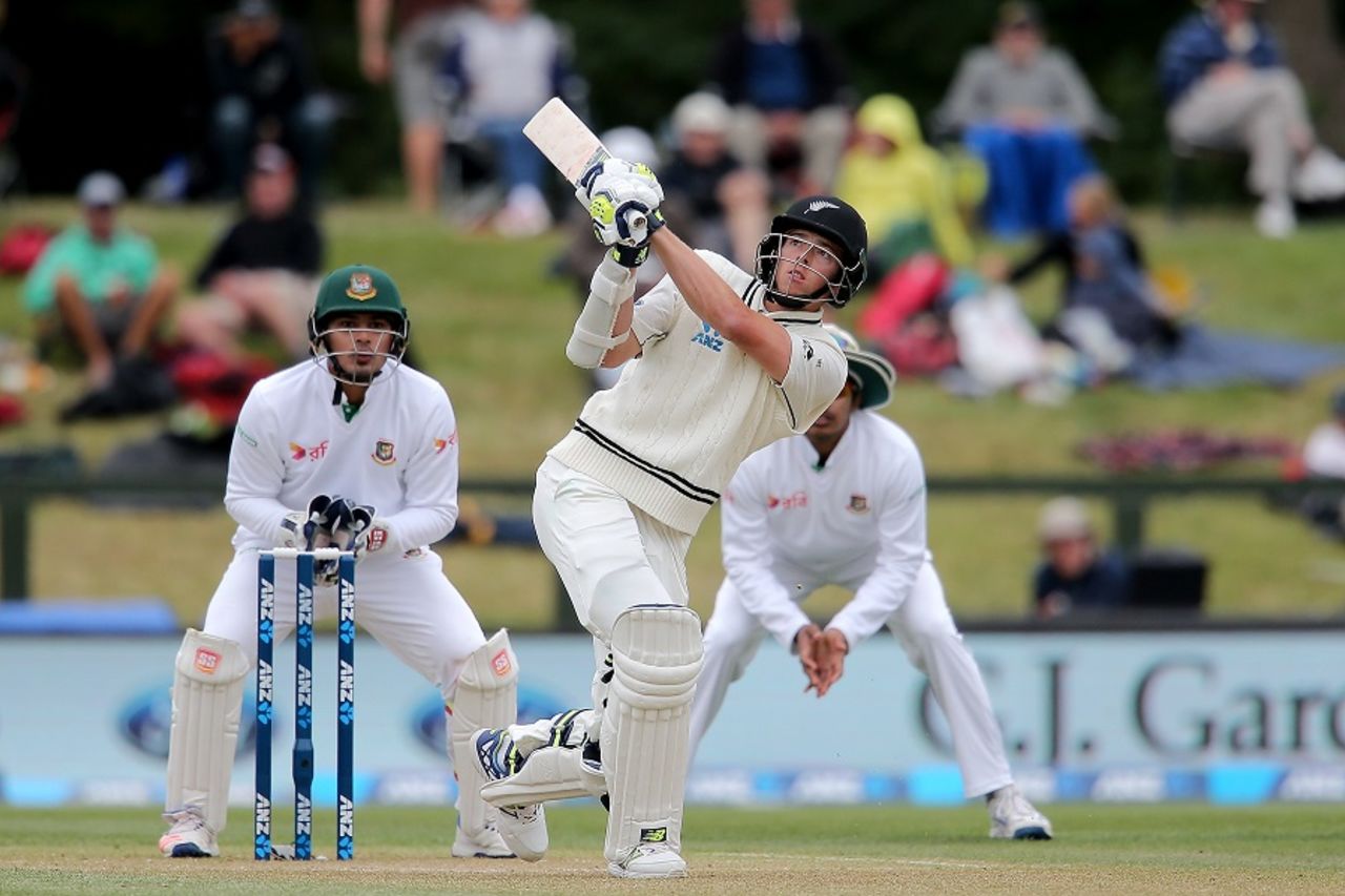 Mitchell Santner struck some blows before falling for 29, New Zealand v Bangladesh, 2nd Test, Christchurch, 2nd day, January 21, 2017
