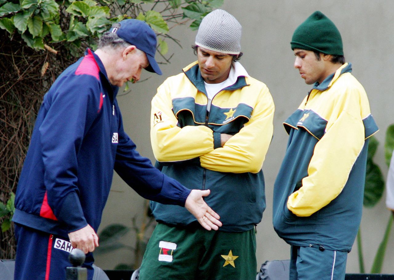 India coach Greg Chappell talks to Mohammad Wasim and Mansoor Amjad, Lahore, January 9, 2006