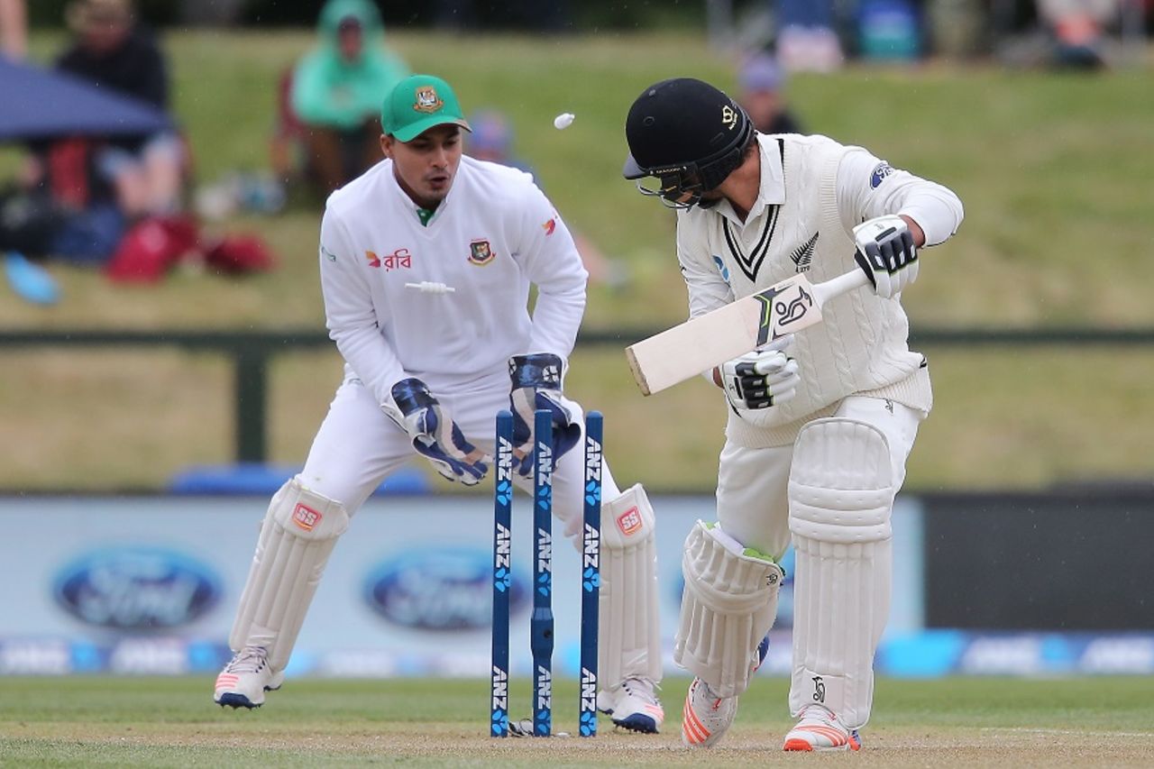 Shakib Al Hasan removed Colin de Grandhomme for a three-ball duck, New Zealand v Bangladesh, 2nd Test, Christchurch, 2nd day, January 21, 2017