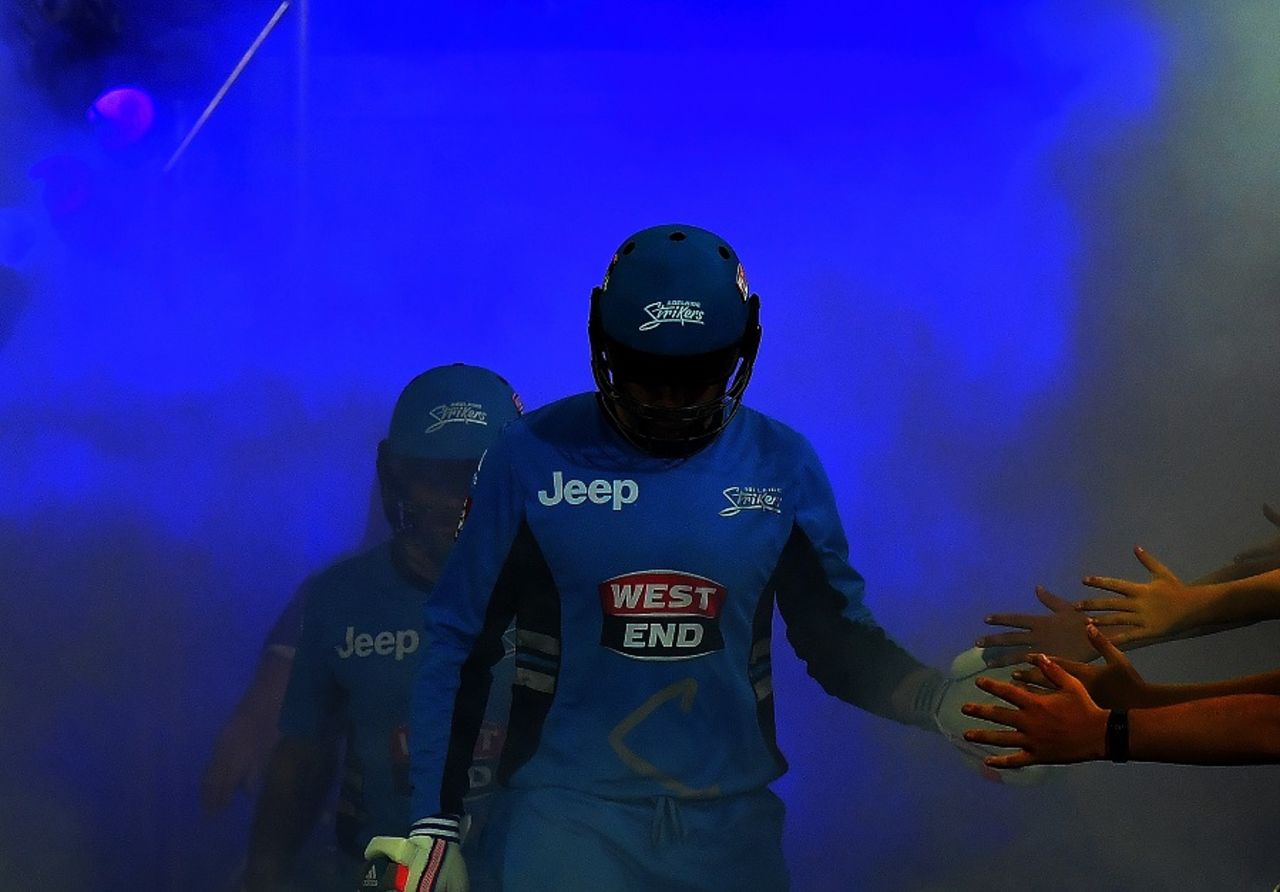 Ben Dunk and Tim Ludeman walk out to bat, Adelaide Strikers v Melbourne Renegades, BBL 2016-17, Adelaide, January 16, 2017
