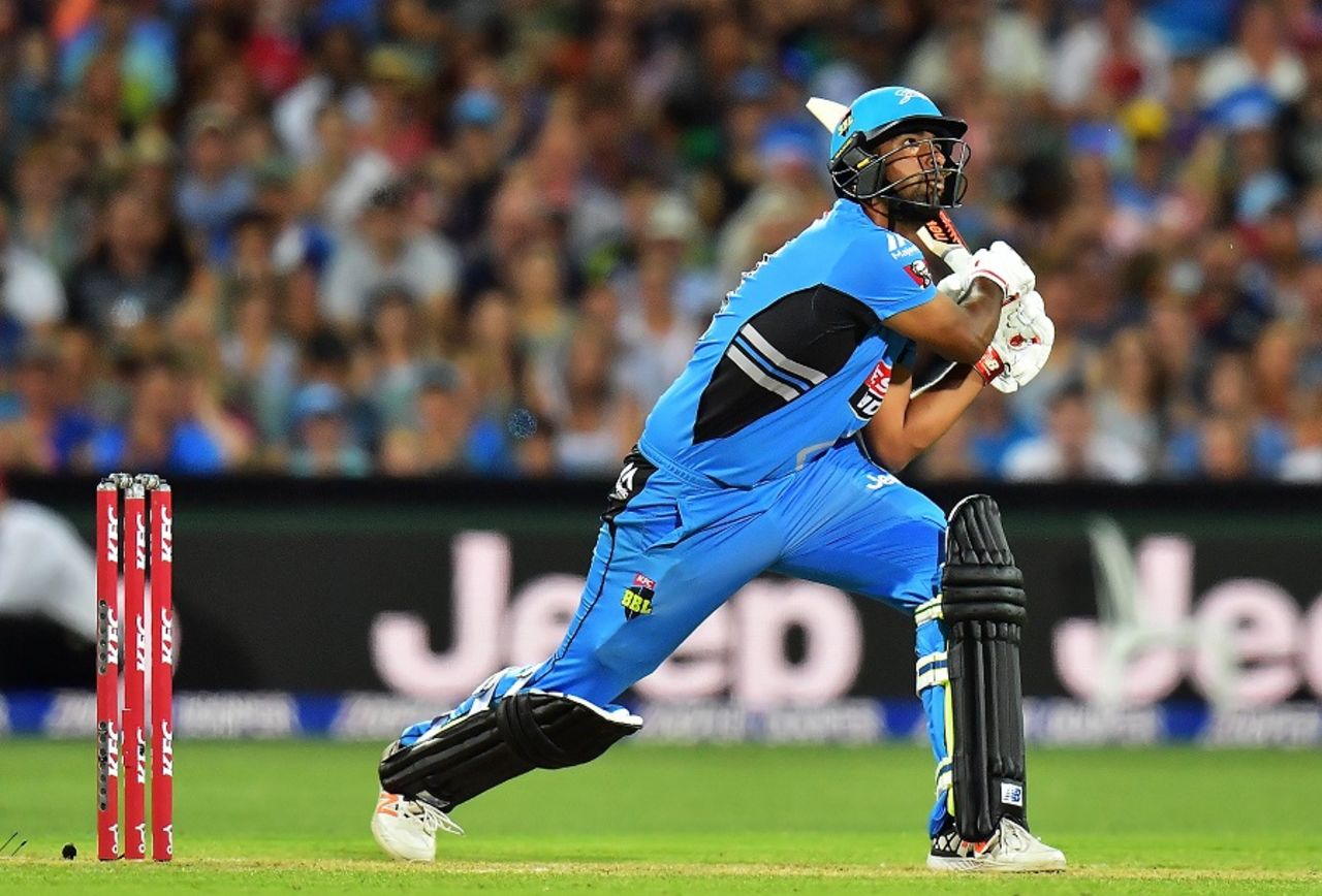 Ish Sodhi lofts one in the air, Adelaide Strikers v Melbourne Renegades, BBL 2016-17, Adelaide, January 16, 2017