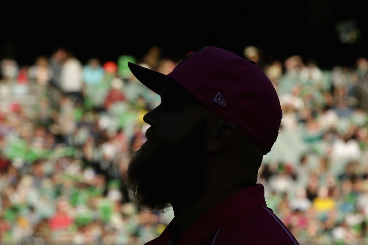 Doug Bollinger is silhouetted against the MCG crowd, Melbourne Stars v Sydney Sixers, BBL 2016-17, Melbourne, January 21, 2017