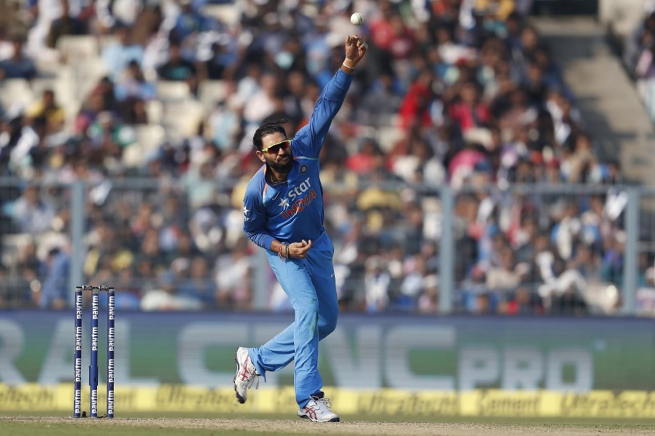 Yuvraj Singh bowls his slow left-armers, India v England, 3rd ODI, Kolkata, January 22, 2017