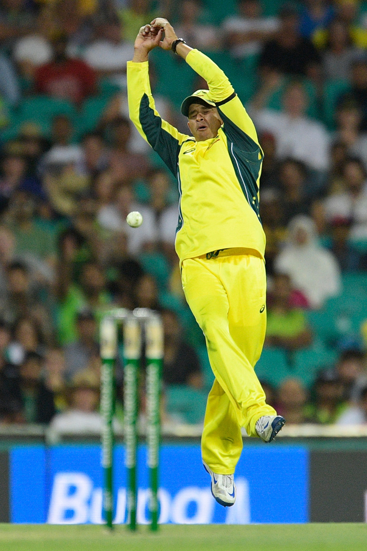 Usman Khawaja mistimes his jump, Australia v Pakistan, 4th ODI, Sydney, January 22, 2017