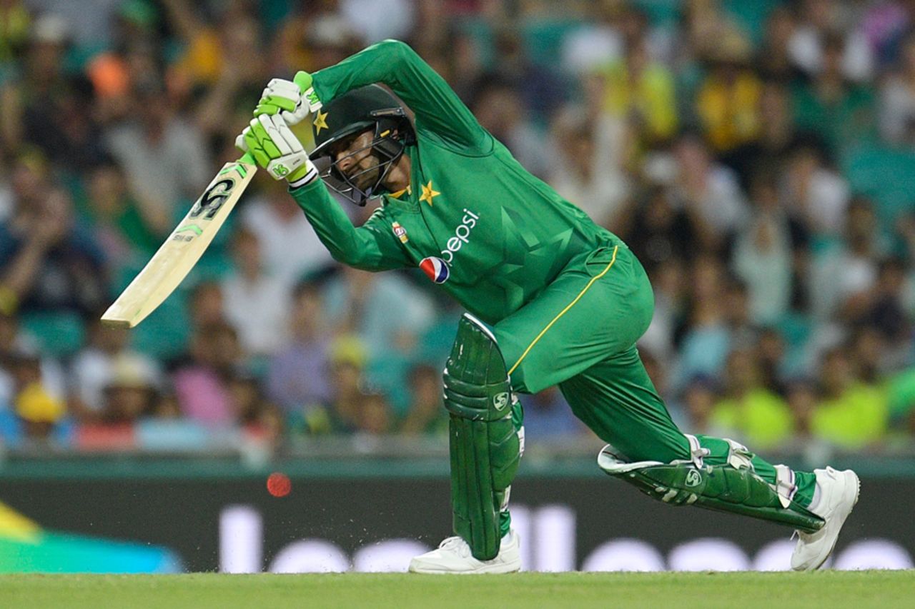 Shoaib Malik drives down the ground, Australia v Pakistan, 4th ODI, Sydney, January 22, 2017