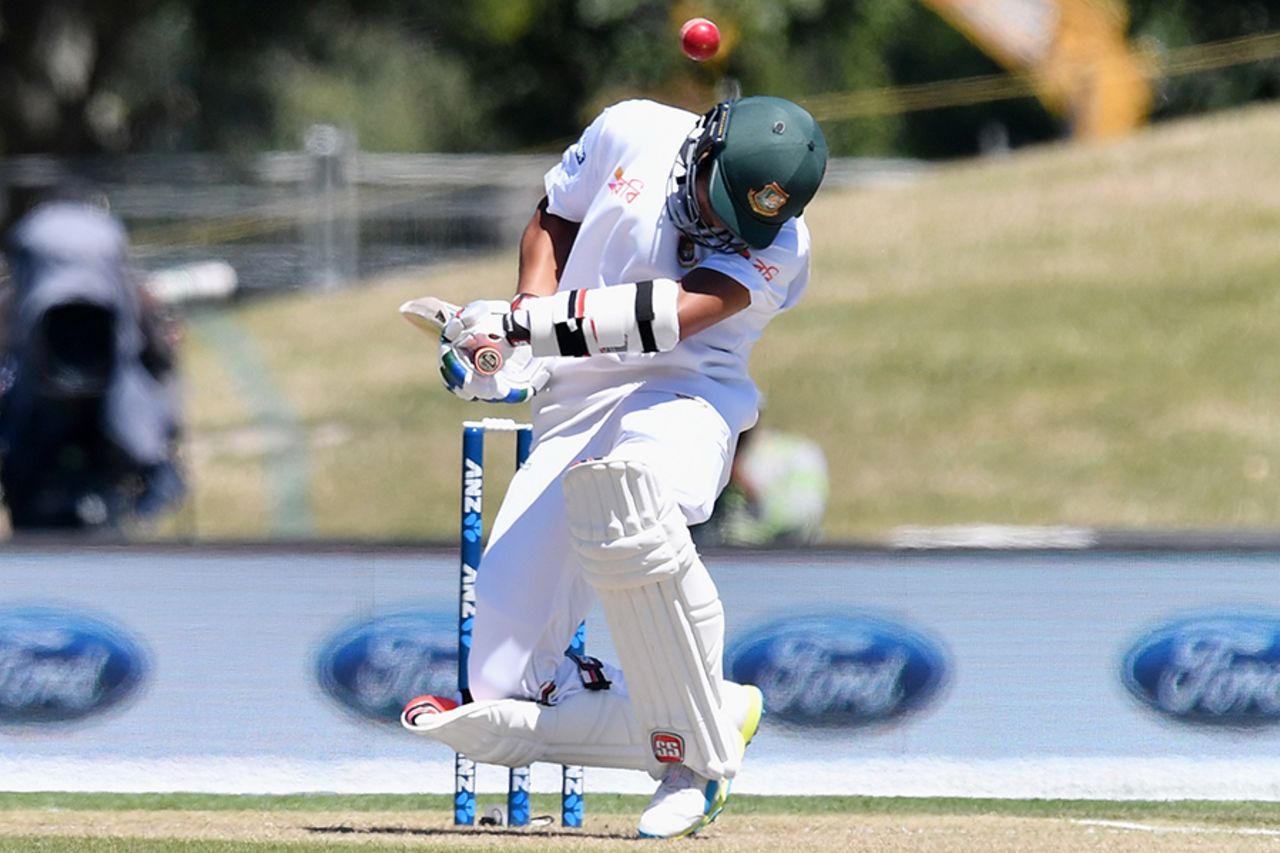 Mahmudullah ducks a bouncer, New Zealand v Bangladesh, 2nd Test, Christchurch, 4th day, January 23, 2017