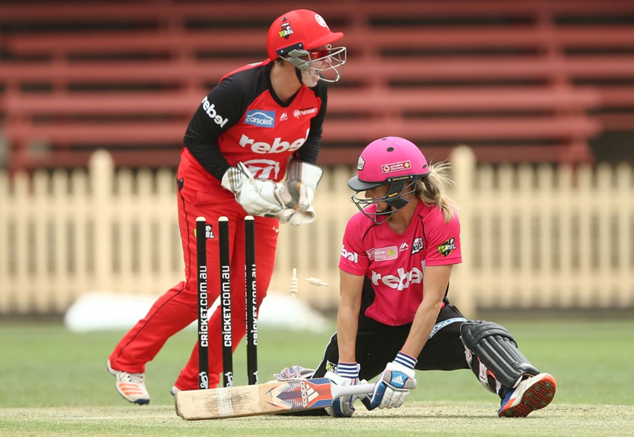 Ellyse Perry tries to make her ground, Sydney Sixers v Melbourne Renegades, Women's Big Bash League 2016-17, Sydney, January 20, 2017