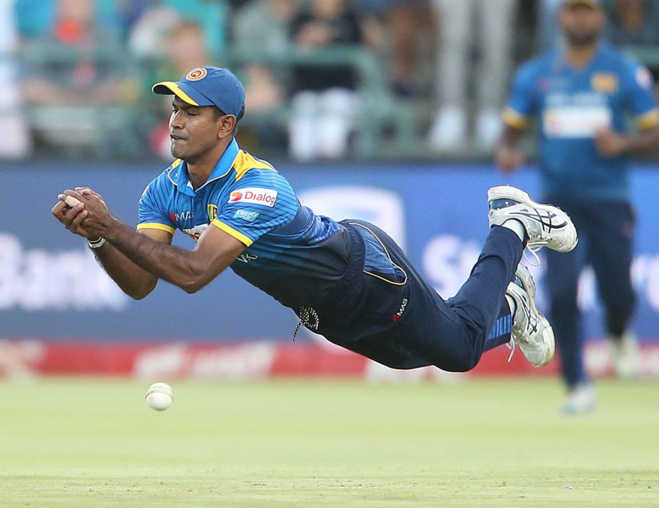 Nuwan Kulasekara couldn't hold a swirling catch in the final over, South Africa v Sri Lanka, 3rd T20, Cape Town, January 25, 2017