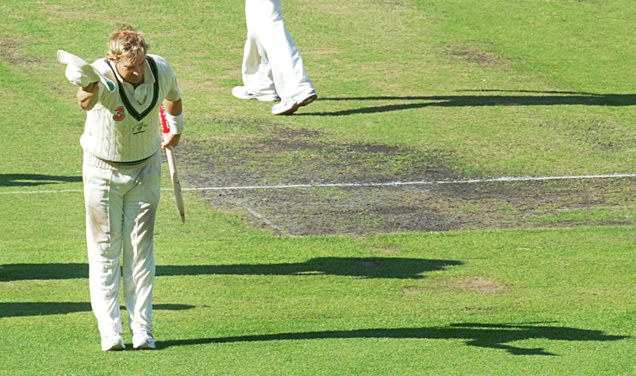 Shane Warne doffs his hat after his final Test appearance at his home ground the MCG , Australia v England, 4th Test, Melbourne, December 28, 2006