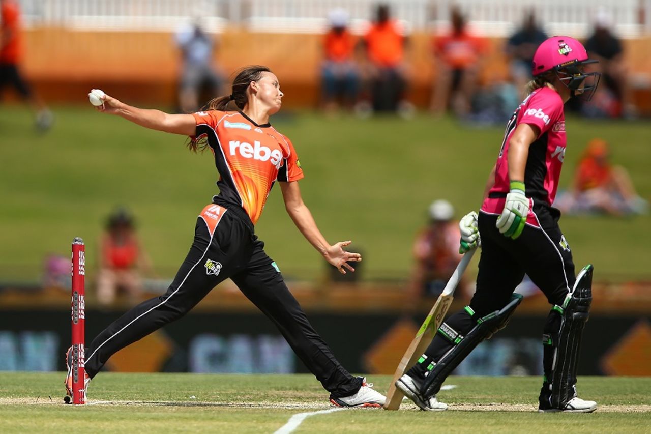 Piepa Cleary delivers a ball, Perth Scorchers v Sydney Sixers, Women's BBL 2016-2017, Perth, January 28, 2017