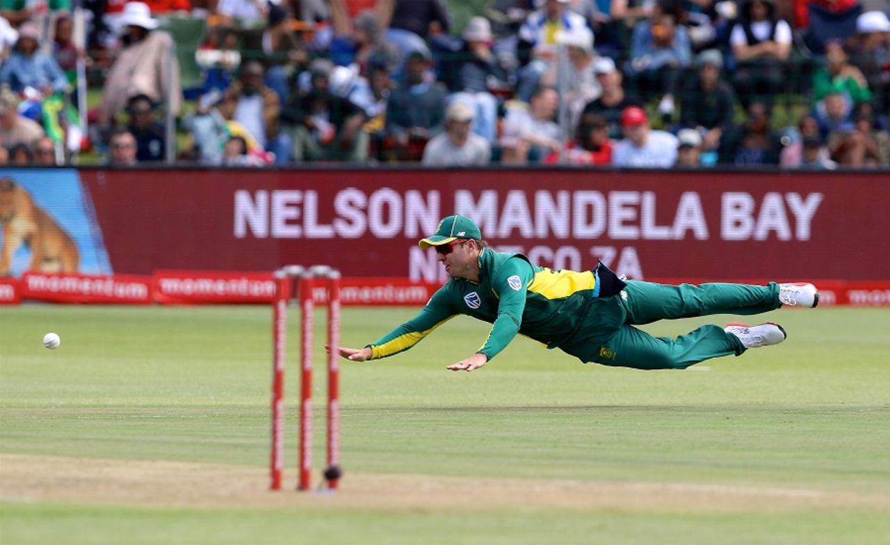 AB de Villiers takes flight in the infield, South Africa v Sri Lanka, 1st ODI, Port Elizabeth, January 28, 2017