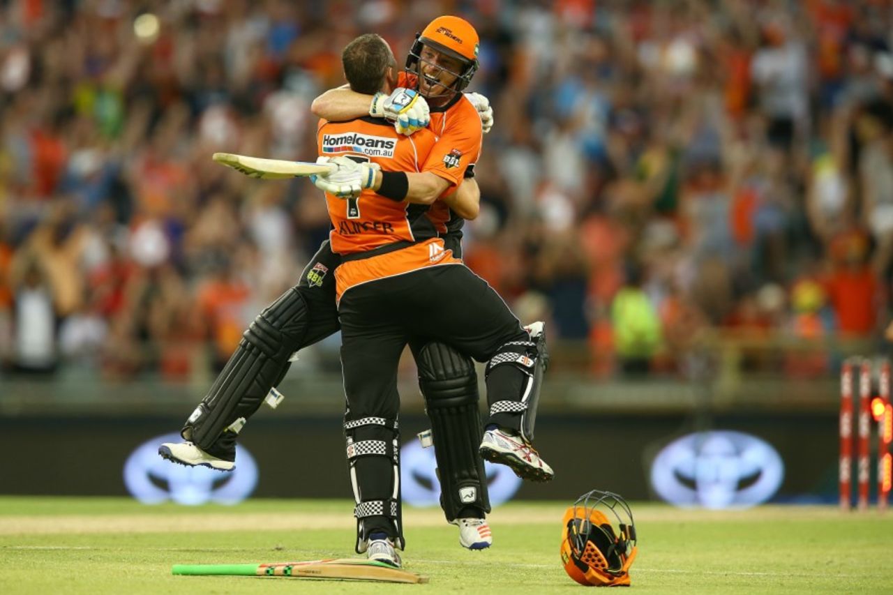 Ian Bell and Michael Klinger embrace after the winning runs were struck, Perth Scorchers v Sydney Sixers, BBL 2016-17, Final, Perth, January 28, 2017