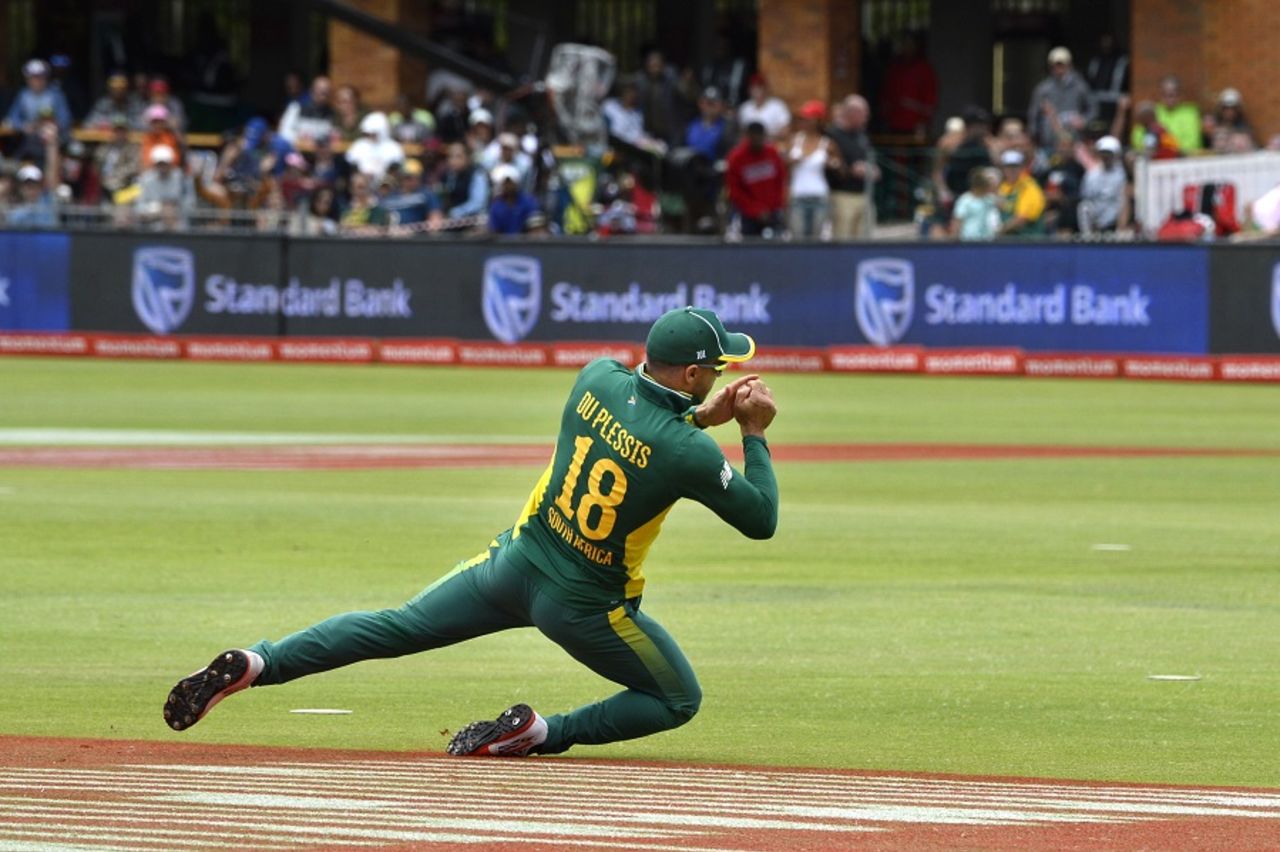 Faf du Plessis takes a catch, South Africa v Sri Lanka, 1st ODI, Port Elizabeth, January 28, 2017