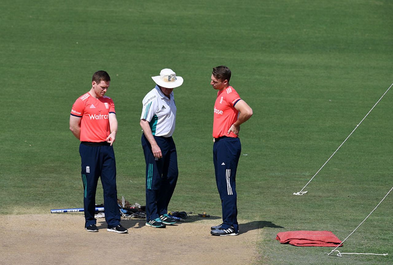 Eoin Morgan, Trevor Bayliss and Jos Buttler inspect the pitch, Nagpur, January 28, 2017