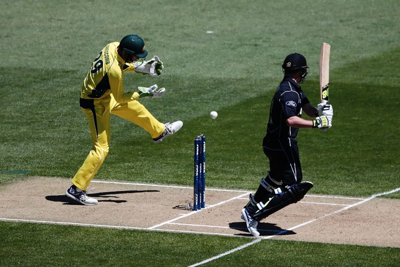 Peter Handscomb, the stand-in keeper, drops a catch off Colin Munro, New Zealand v Australia, 1st ODI, Auckland, January 30, 2017
