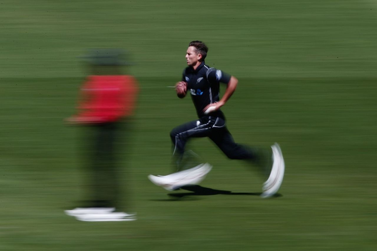 Trent Boult is a blur as he runs into bowl, New Zealand v Australia, 1st ODI, Auckland, January 30, 2017