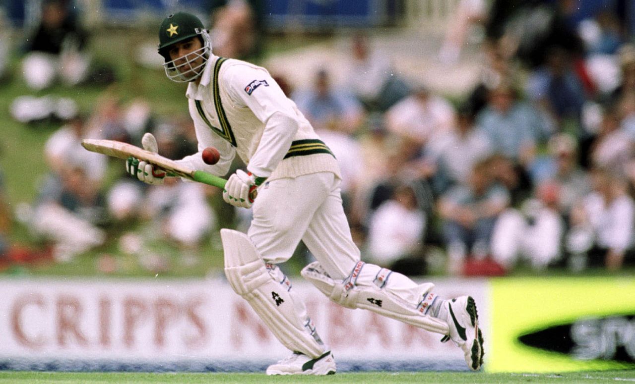 Mohammad Wasim turns one into the leg side, Australia v Pakistan, 2nd Test, Hobart, 1st day, November 18, 1999
