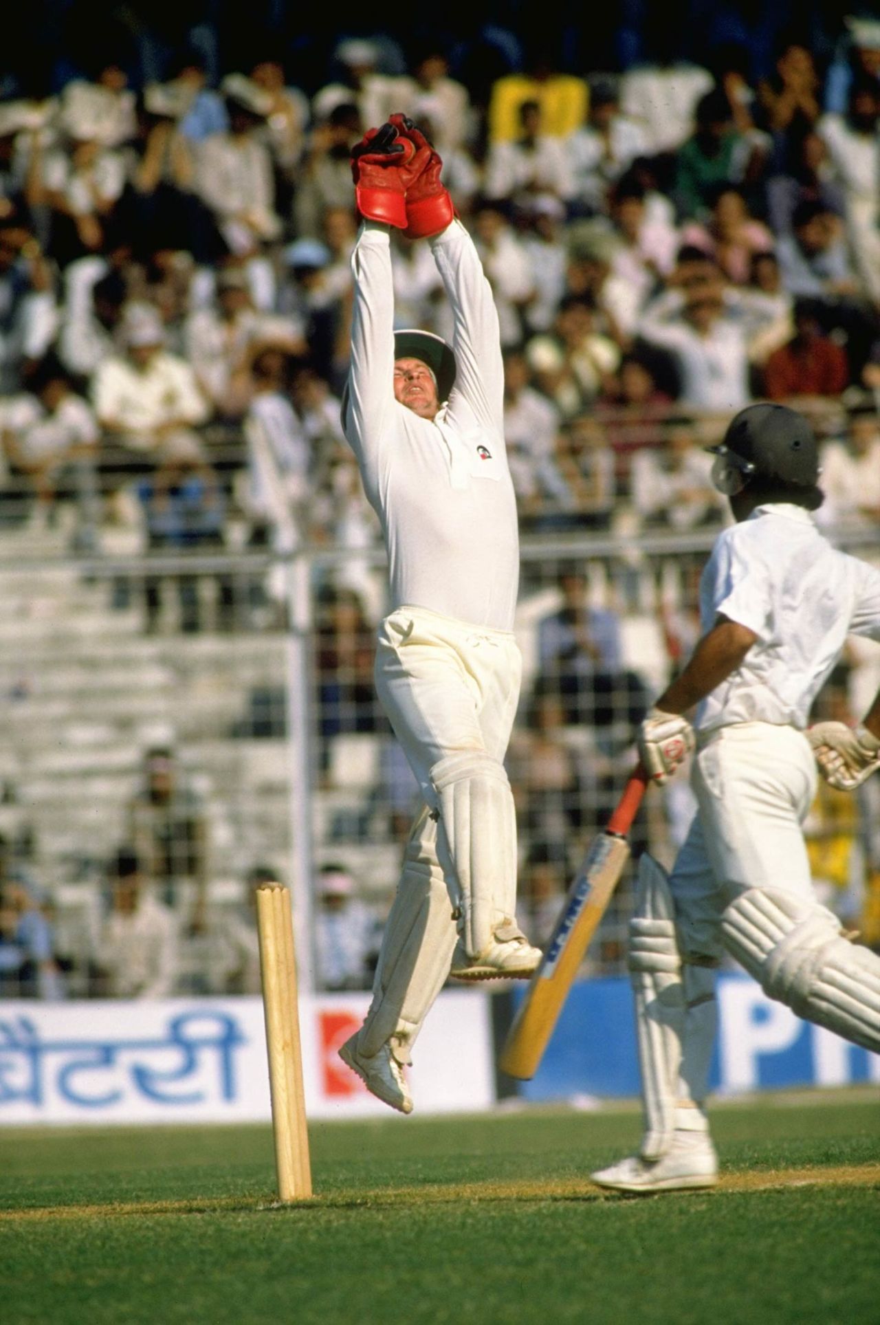 Ian Smith leaps to catch the ball, India v New Zealand, second test, day five, Bombay, November 29, 1988