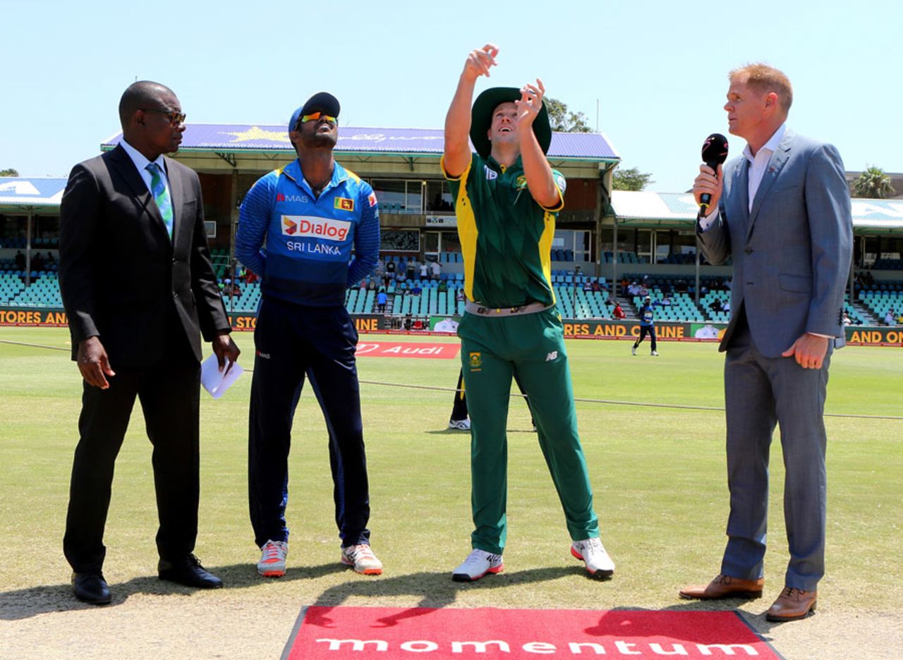 Upul Tharanga looks on as AB de Villiers tosses the coin, South Africa v Sri Lanka, 2nd ODI, Durban, February 1, 2017